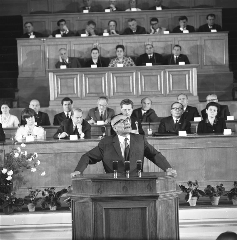 Władysław Gomułka, Secretary of the Central Committee of the Polish Communist Party (PZPR), addressing the 4th Congress of Trade Unions in the Congress Hall of the Palace of Culture and Science, Warsaw, 19th June 1967. Photo: PAP / Cezary Marek Langda