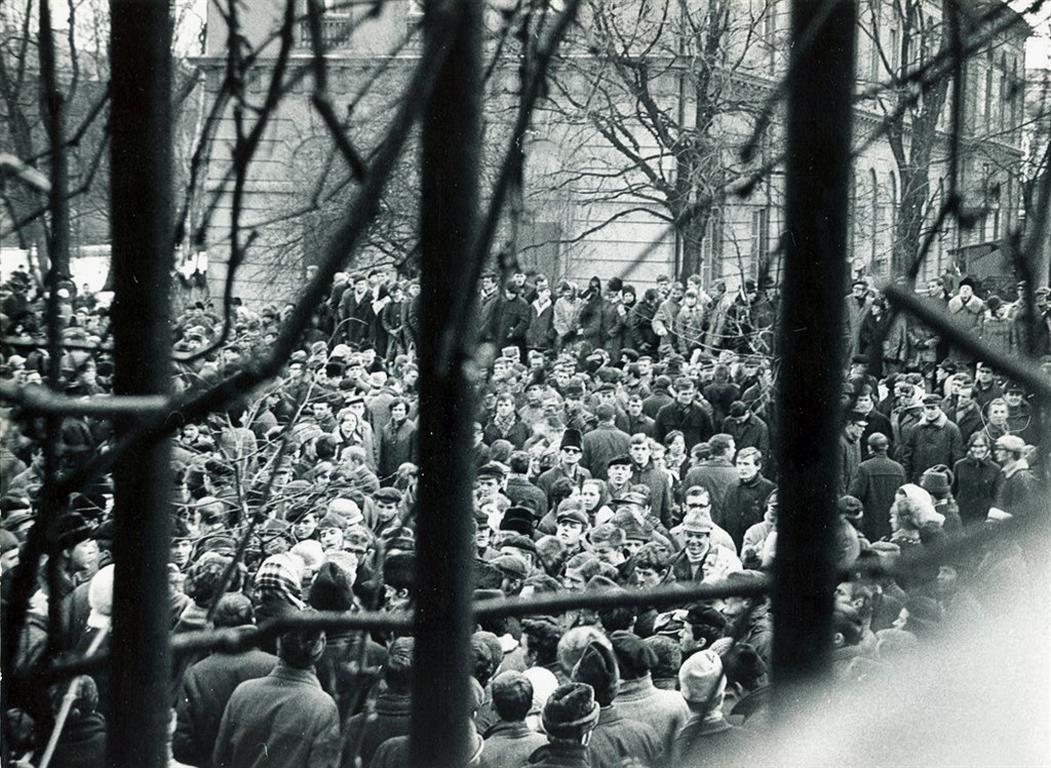 Wiec studencki na terenie Uniwersytetu Warszawskiego, 8 marca 1968 r., fot. Andrzej Karpowicz / FORUM