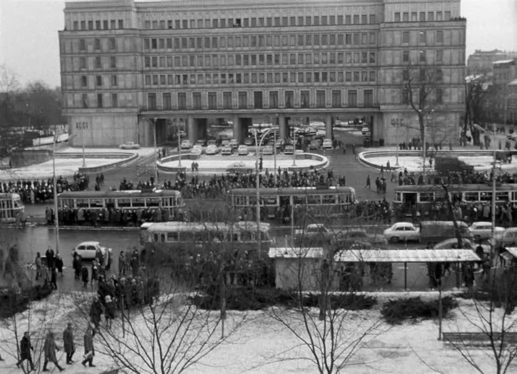 Protest przed gmachem Komitetu Centralnego PZPR, Warszawa, 1968 r., fot. IPN