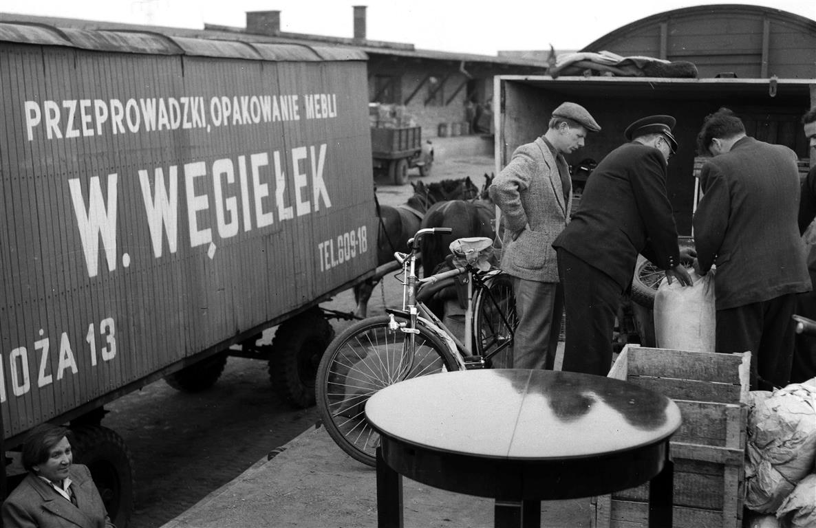 The Customs Office – Poles, of Jewish descent, departing as the result of the March events and the anti-Semitic campaign, Warsaw, 1968. Photo: Zbyszko Siemaszko / FORUM