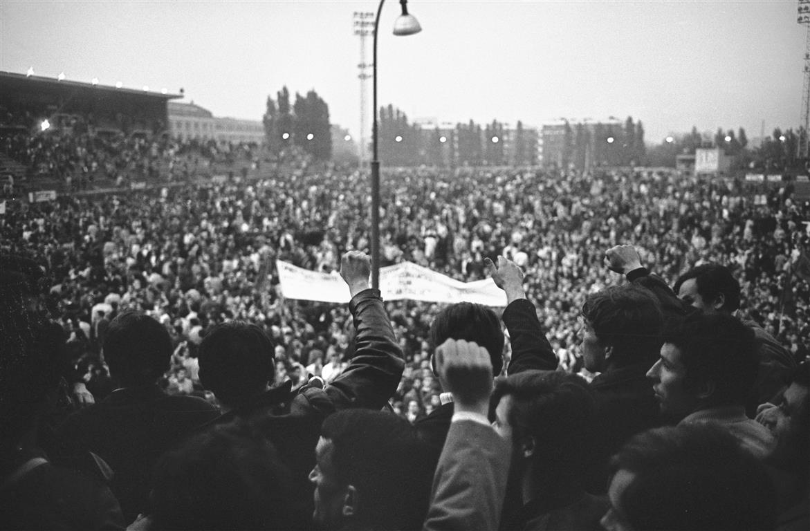 Protestujący śpiewają podczas spotkania związku studentów francuskich na stadionie sportowym Stade Sébastien Charléty w Paryżu, 27 maja 1968 r.
