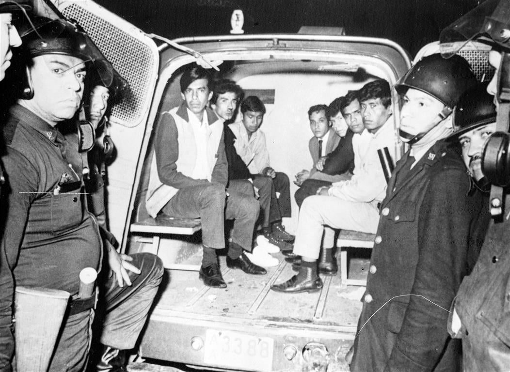 Studenci aresztowani po zamknięciu i przeszukaniu wszystkich budynków na placu Trzech Kultur dzień po brutalnie stłumionych manifestacjach, Meksyk, 3 października 1968 r., fot. FORUM 