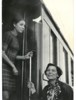 Ewa Harley z mamą na Dworcu Gdańskim, 1969 rok.