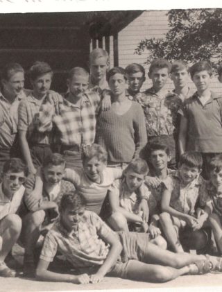 Kolonie letnie Towarzystwa Społeczno-Kulturalnego Żydów w Polsce w 1962 roku. Jakub Gorfinkel stoi pierwszy z lewej.