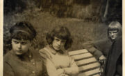 Barbara Brandys i Alicja Sarosiek na wycieczce szkolnej, czerwiec 1965 roku.