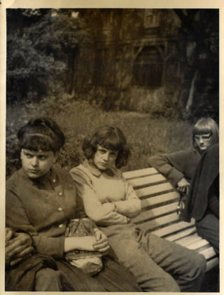 Barbara Brandys i Alicja Sarosiek na wycieczce szkolnej, czerwiec 1965 roku.