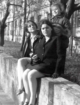 Barbara Brandys i Alicja Sarosiek na ostatnim wspólnym spacerze po Warszawie w październiku 1968 roku.